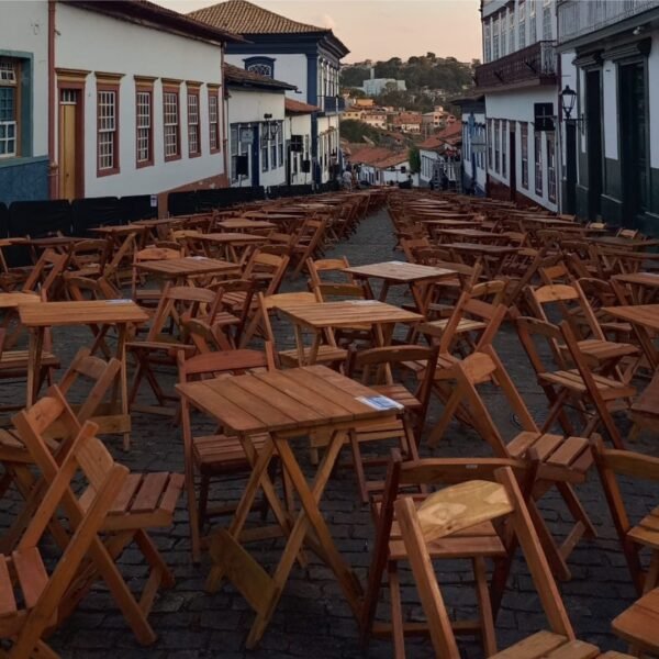Aluguel de mesa dobrável em madeira