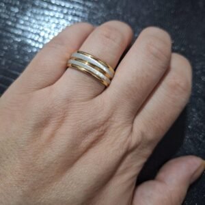 Par de alianças banhadas a ouro 18k, com 2 frisos em ouro branco - by cris semijoias